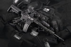 O femeie din Germania a găsit un arsenal întreg în peretele dormitorului