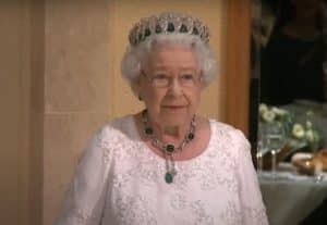 „Sunt aici să o ucid pe regină”. Ce pedeapsă a primit britanicul care voia să tragă cu arbaleta în Regina Elisabeta a II-a