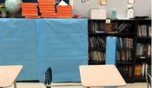 Rafturi întregi de cărţi acoperite în hârtie într-o şcoală din Florida. De ce s-a luat această decizie