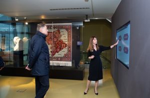 Diplomația preșului: Klaus Iohannis a vizitat Muzeul Covorului, în Azerbaidjan – 60m.ro