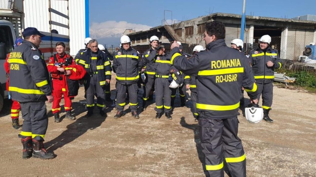 Salvatorii români din Turcia au salvat deja mai multe persoane de sub dărâmături
