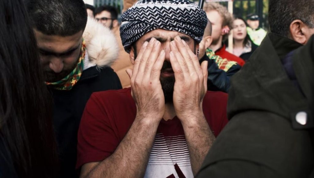 Imagini emoționante cu o fetiță din Siria scoasă în viață de sub dărâmături sub privirile disperate ale tatălui ei / video