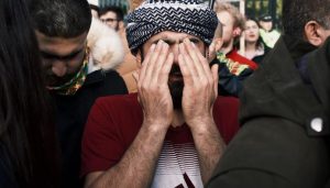 Imagini emoționante cu o fetiță din Siria scoasă în viață de sub dărâmături sub privirile disperate ale tatălui ei / video