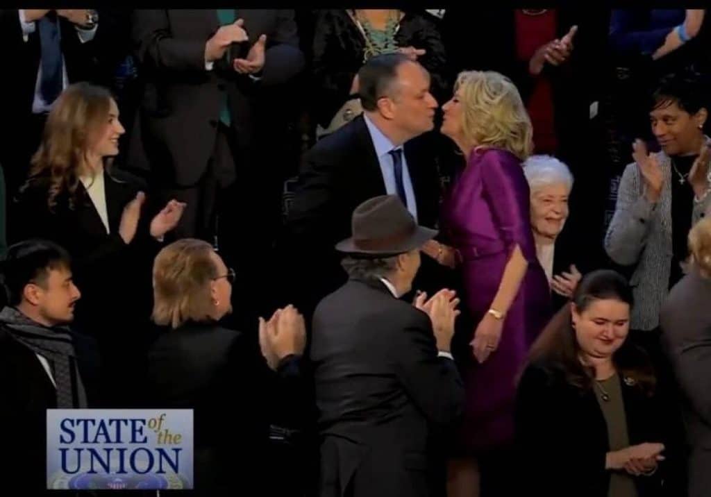 Jill Biden l-a sărutat pe buze pe soțul vicepreședintei SUA, Kamala Harris – Video