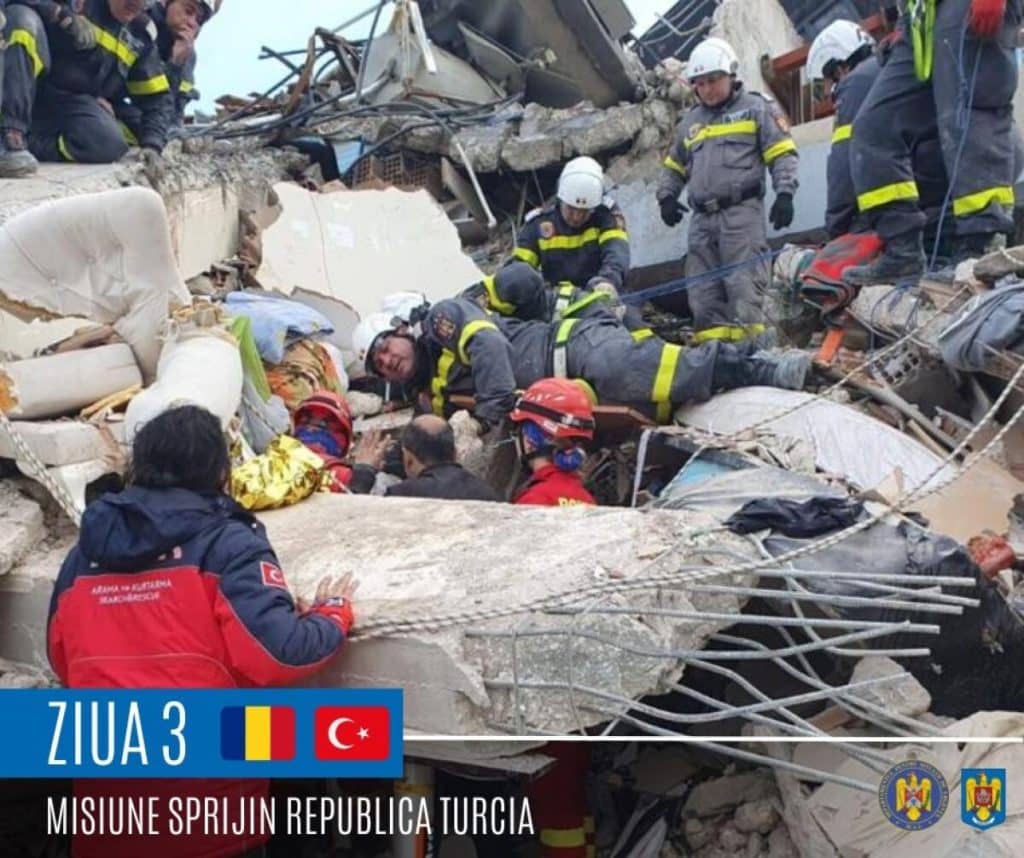 Salvatorii români aflați în Turcia au reuşit până acum să salveze 4 persoane de sub dărămături / O intervenție a durat 20 de ore – Foto