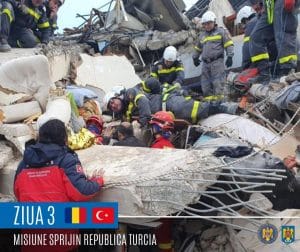Salvatorii români aflați în Turcia au reuşit până acum să salveze 4 persoane de sub dărămături / O intervenție a durat 20 de ore – Foto