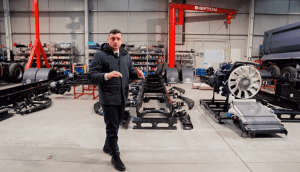 VIDEO: George Simion a vizitat fabrica de camioane care va construi spitalul mobil al AUR. ”Noi vrem să arătăm că se poate!” – 60m.ro