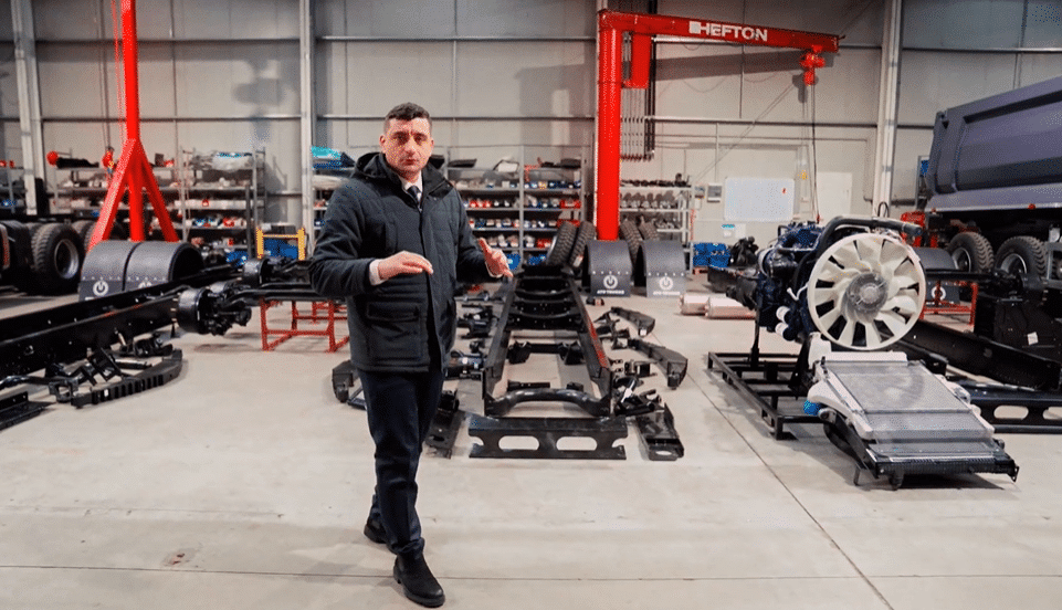 VIDEO: George Simion a vizitat fabrica de camioane care va construi spitalul mobil al AUR. ”Noi vrem să arătăm că se poate!” – 60m.ro