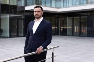 Qmagazine: Ce a făcut Mihai Enache când i s-a spus „Nu se poate!” – 60m.ro