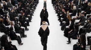 Balenciaga promite să îşi schimbe abordarea ‘provocatoare’ în urma campaniei revoltătoare la care au participat o serie de copii