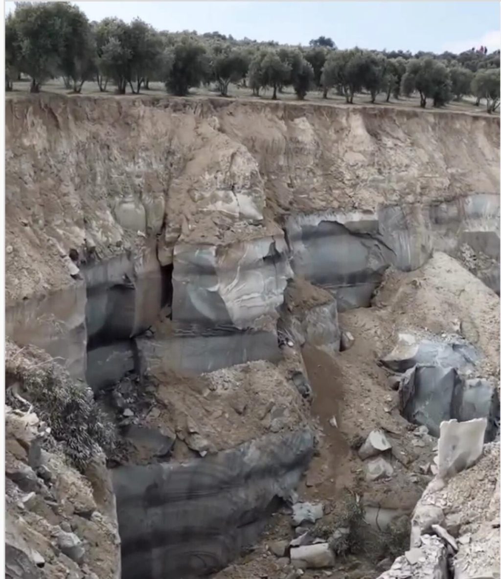 VIDEO – Imagini incredibile din Turcia: Livadă de măslini ruptă în două. Ce s-a format arată ca un canion