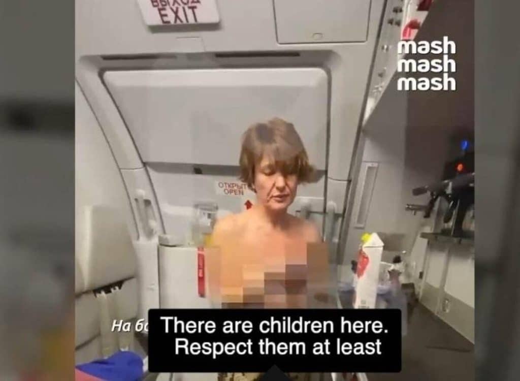 O scriitoare rusoaică și-a dat bluza jos într-un avion, apoi a mușcat un membru al echipajului, în timp ce încearcă să intre în cabina de pilotaj