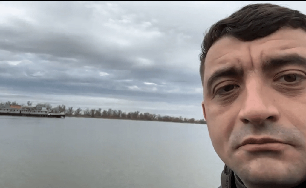 Președintele AUR, George Simion, a filmat lucrările ilegale de dragare de pe canalul Bâstroe = distrugerea Deltei Dunării! Ucrainenii folosesc nave mari și tehnica aspirației – 60m.ro