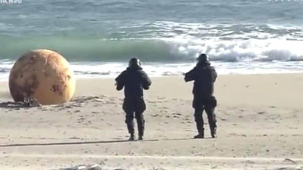 Sfera metalică misterioasă descoperită pe o plajă din Japonia. Ce ar fi de fapt. Oamenii erau convinși că este „oul lui Godzilla” – Video