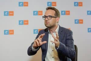 Fritz a dat reparațiile din Bastionul Theresia unui instructor de fitness cu o firmă „expertă” în comerț cu ridicata al materialului lemnos – 60m.ro