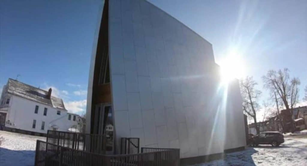 Un bărbat și-a proiectat casa visurilor sale la vârsta de 84 de ani. Este triunghiulară și se vinde cu 760.000 de dolari. Cum arată – Video în articol