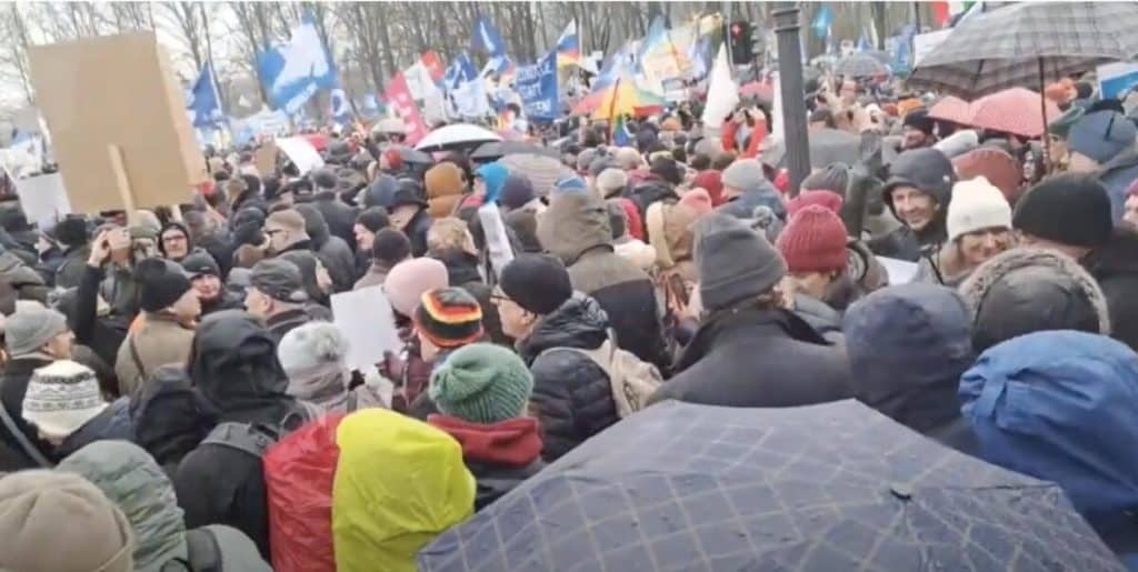 Proteste în Germania „Să ne ridicăm pentru pace!”: Zeci de mii de oameni cer negocieri de pace Rusia – Ucraina în locul livrărilor de arme/ VIDEO
