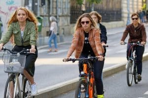 Majoritatea șoferilor din UK consideră că bicicliștii sunt o amenințare pentru siguranța lor – Sondaj