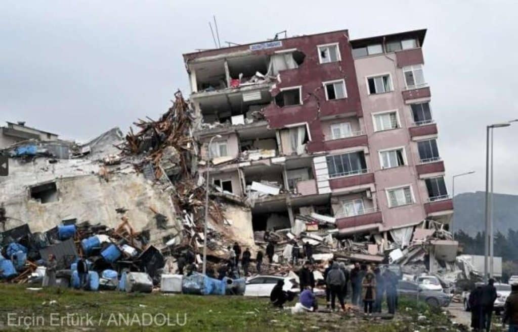 Nouă replică seismică în Turcia. Cel puțin un mort și 69 de răniți, după ce mai multe clădiri s-au prăbușit