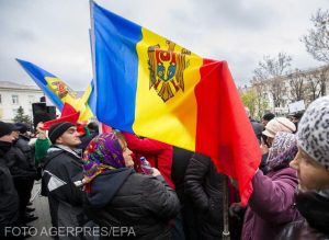Simpatizanţii Partidului Şor au rupt şi călcat în picioare fotografii cu Maia Sandu, la manifestația de la Chișinău/ video