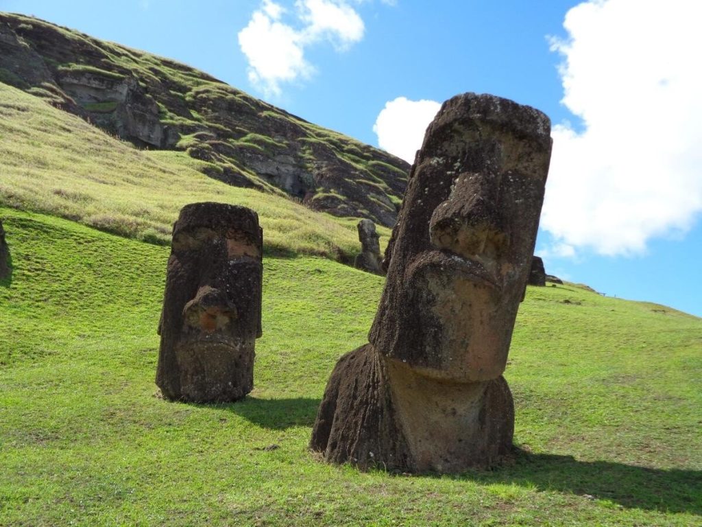 Pe Insula Paștelui a fost descoperită o nouă statuie misterioasă Moai / video
