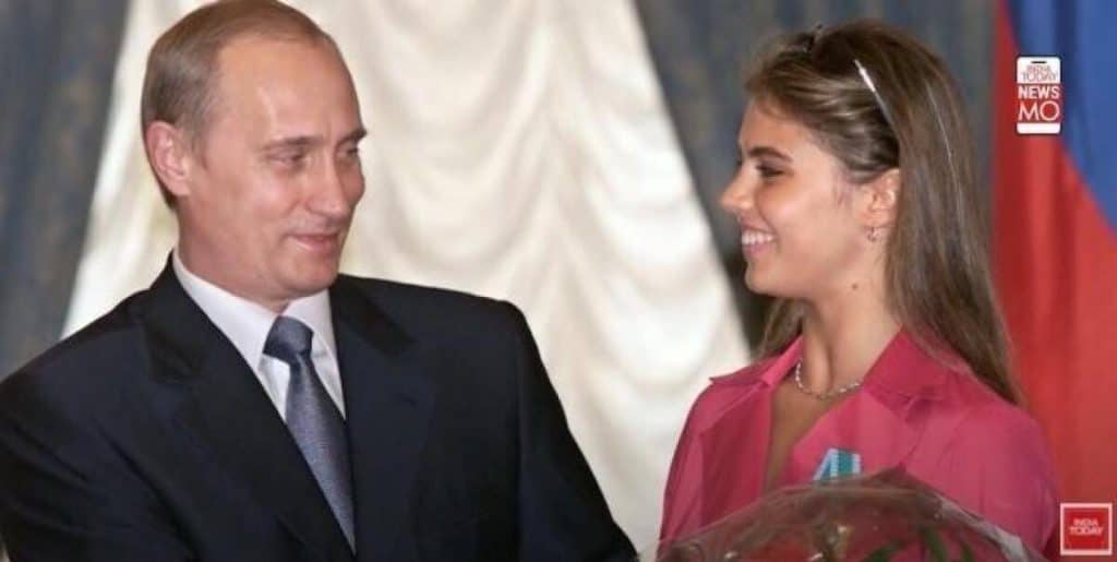 Alina Kabaeva, iubita lui Vladimir Putin, are propria ei casă lângă reședința din Valdai a președintelui rus. Merge acolo cu un tren blindat, pe o linie de cale ferată specială – FOTO