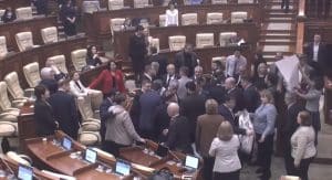 Îmbrânceli în Parlamentul Republicii Moldova, la prezentarea proiectului privind înlocuirea „limbii moldovenești“ cu limba română / video