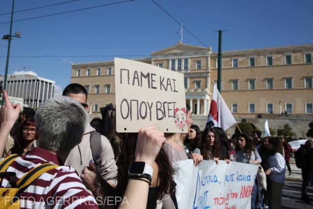 Protest masiv la Atena, după accidentul feroviar de zilele trecute. Premierul grec şi-a cerut scuze familiilor victimelor