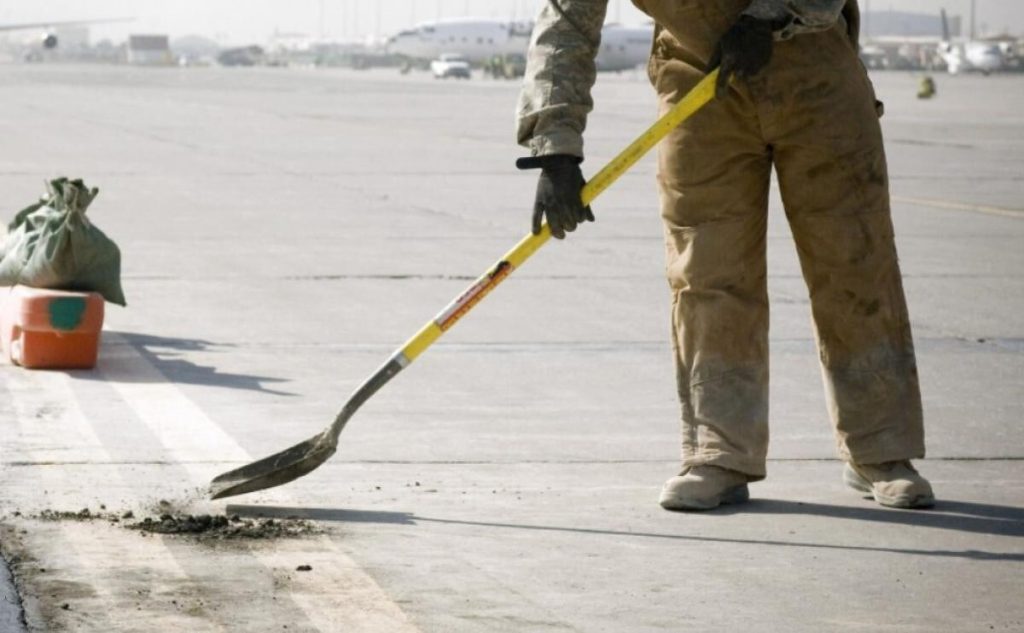 Rușii sunt înarmați cu lopeți pe front, din lipsa muniției, susțin britanicii