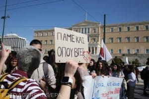 Catastrofă feroviară în Grecia: Furia degenerează în violenţe la Atena, şeful de gară în arest – Video