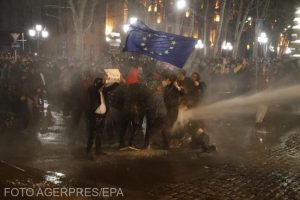 Manifestaţii în Georgia, protestatari dispersaţi cu tunuri de apă. SUA urmăreşte îndeaproape situaţia