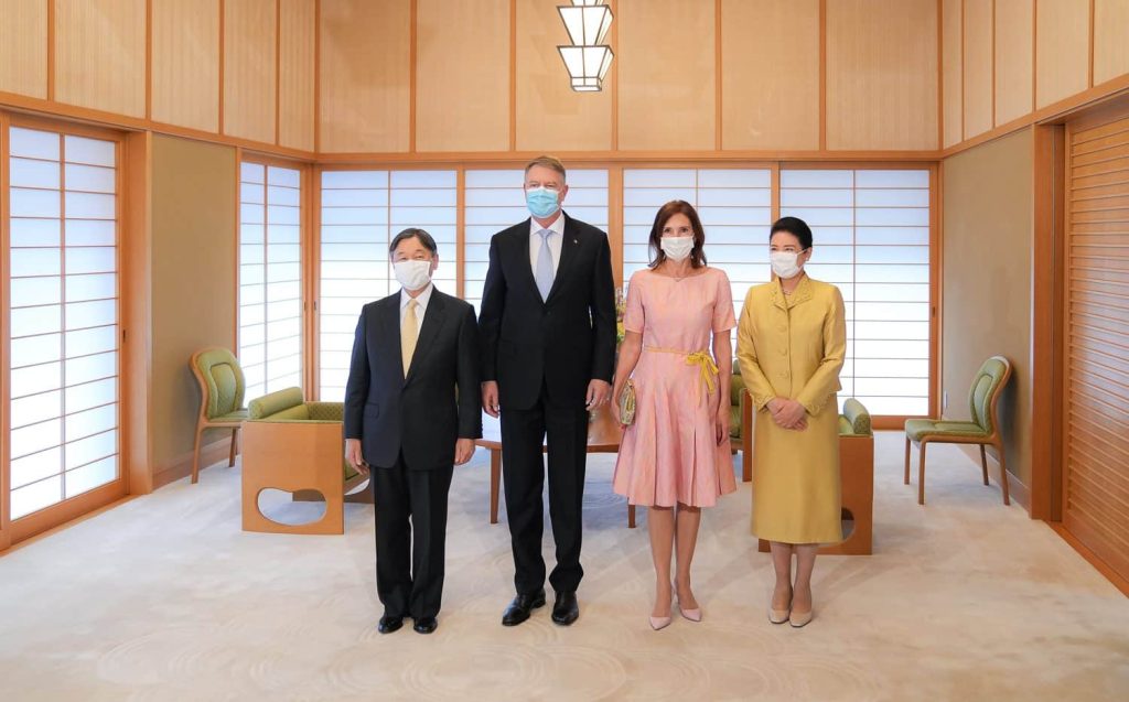 Iohannis a închiriat un avion de lux din Luxemburg pentru vacanța în Japonia și Singapore. Avionul a făcut și escală la Sibiu pentru doamna Carmen – 60m.ro