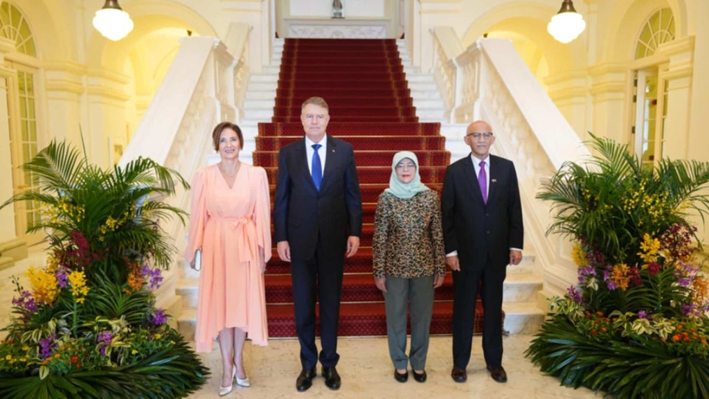 Președintele călător a ajuns în Singapore: Doamna Carmen, o pată de culoare – 60m.ro