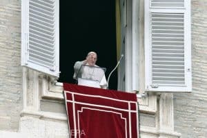 Papa Francisc e dispus să călătorească în Ucraina, dar numai cu condiţia să poată călători şi la Moscova