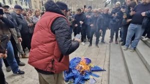 Tensiuni în Georgia. Extremiștii au ars steagul Europei de la Parlament: ”Georgia nu va lupta în războiul altcuiva!” (Video)