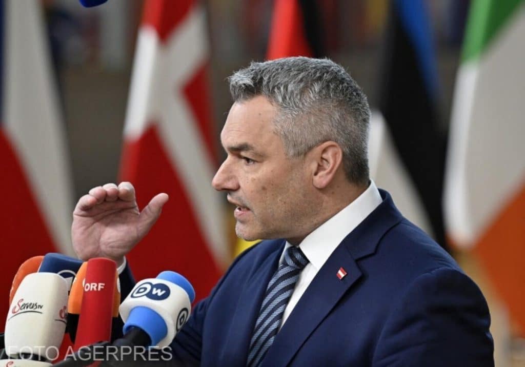 Nehammer vrea o graniță UE la fel ca zidul lui Trump. Cancelarul a trimis delegați la frontiera SUA – Mexic: Foarte înalt, foarte adânc în pământ, monitorizat constant