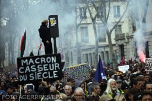 Tensiuni noi în Franța. Zeci de arestări la proteste după ce guvernul a supravieţuit moţiunii de cenzură; Macron se va adresa miercuri naţiunii/ video