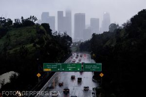 Furtună devastatoare în California. Zeci de mii de oameni, fără curent electric