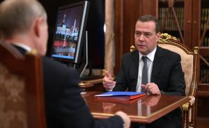 Medvedev asociază eventuala arestare a lui Putin cu o declaraţie de război: „Nu se va întâmpla niciodată”