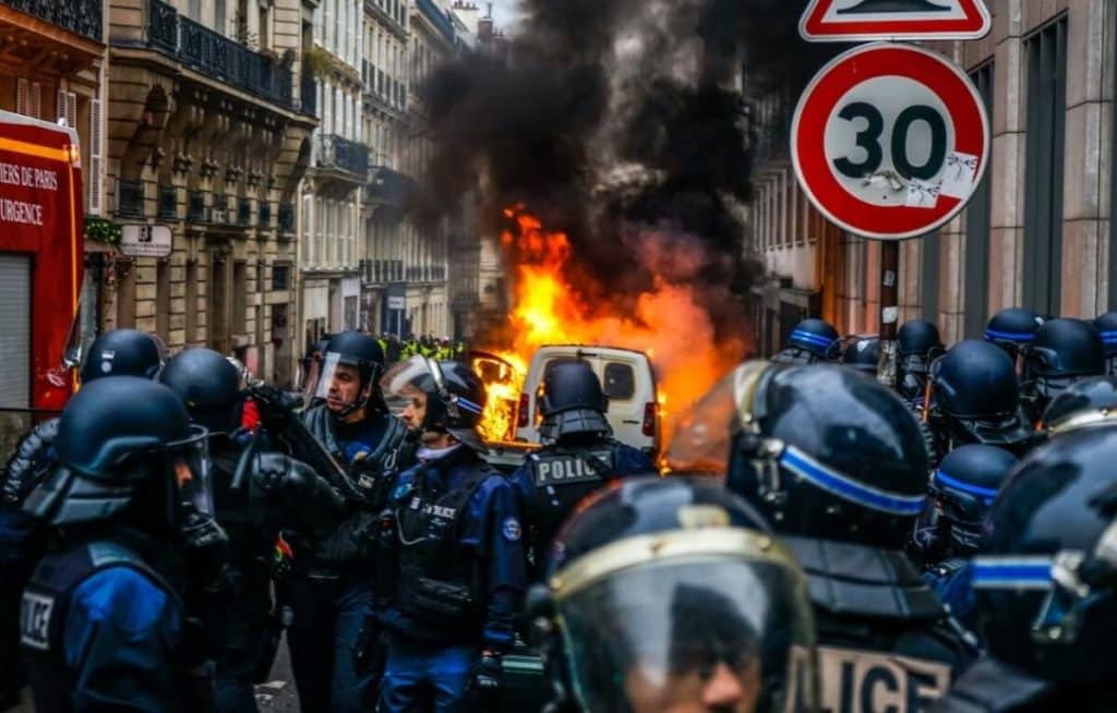 Confruntări violente în Franţa. Macron: Mii de oameni au venit pur şi simplu pentru a face război / Video