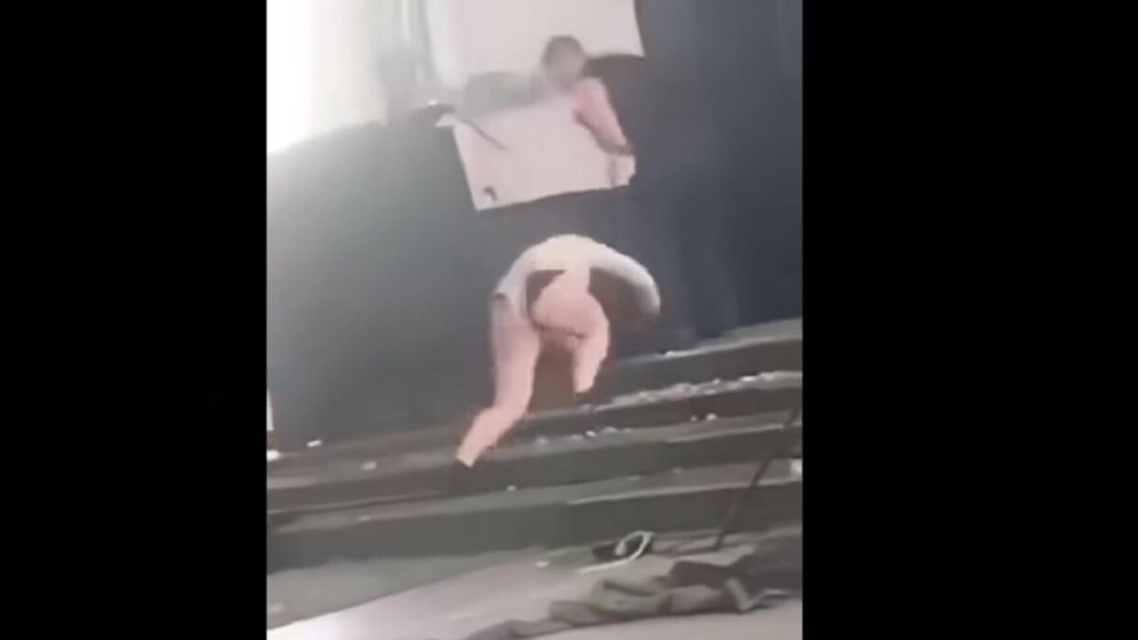 (VIDEO) Dezbrăcată și bătută în biserică în fața studenților: ”Așa explicăm păcatul”