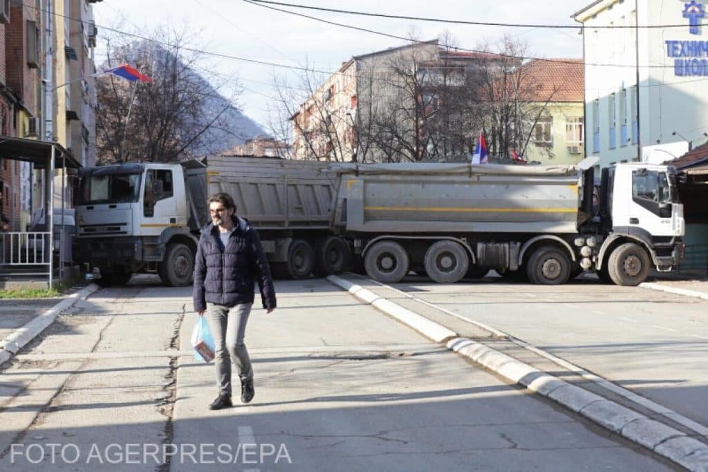 Sârbii au incendiat mașini în nordul Kosovo. Se încearcă reaprinderea tensiunilor din jurul plăcuțelor de înmatriculare