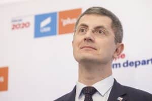 Momentul în care Dan Barna este lovit de o mașină. Liderul USR ar fi traversat pe roșu susțin polițiștii – 60m.ro