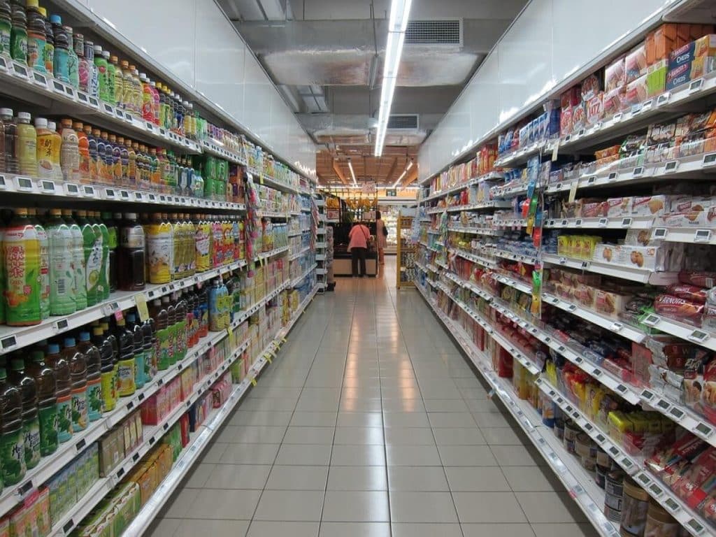 O femeie din Italia, prinsă în timp ce fura mâncare dintr-un supermarket. Gestul carabinierilor a impresionat întreaga țară
