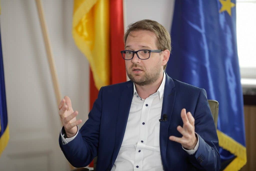 Dominic Fritz duce un război cu tricolorul românesc: Guvernul și Poliția anunță controale la Primăria Timișoara – 60m.ro