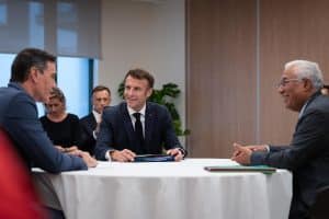 Emmanuel Macron a promulgat controversata lege a pensiilor. Sindicatele anunţă în continuare greve şi proteste