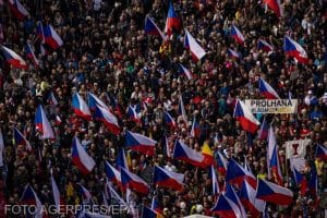 Mii de protestatari cer guvernului să plece acasă, la Praga