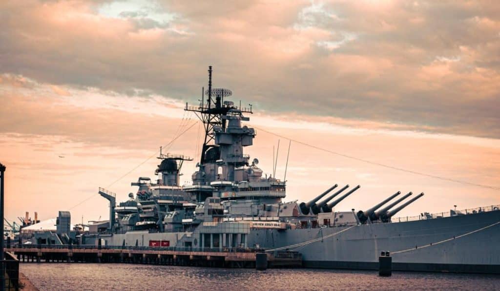 Distrugătorul american USS Milius a trecut prin Strâmtoarea Taiwan. China a supravegheat trecerea în timp ce a trimis alte avioane în apropierea insulei