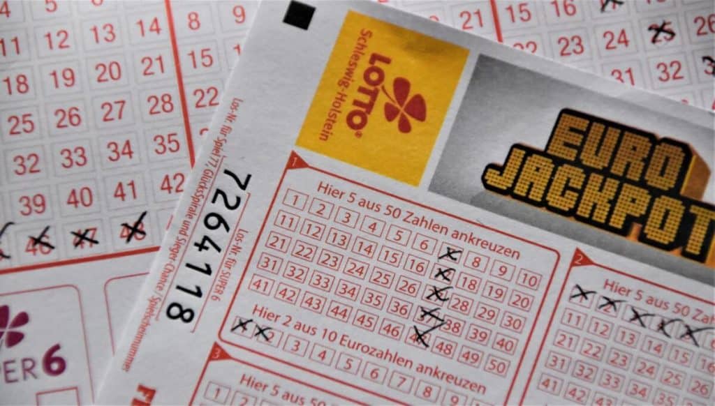 Un bărbat din SUA a câştigat de 3 ori la loto în mai puțin de un an. A jucat de fiecare dată aceeași combinație de numere