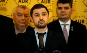 Adrian Axinia (AUR): Sunt bani pentru toate prostiile, mai puțin pentru cei care trebuie să îi educe pe copiii noștri. Țara noastră este condusă de un guvern incompetent, șovăielnic, incapabil să ia decizii și care își protejează clientela politică – 60m.ro